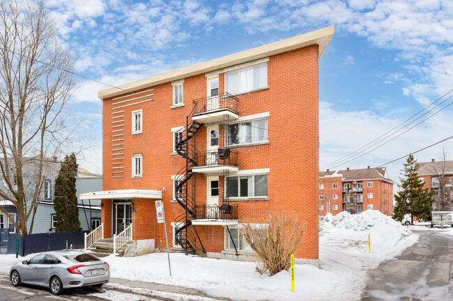 3435 Du Fort-Rolland St in Lachine, QC - Building Photo - Building Photo