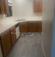 1073 Pinnacles Ave in Greenfield, CA - Foto de edificio - Building Photo