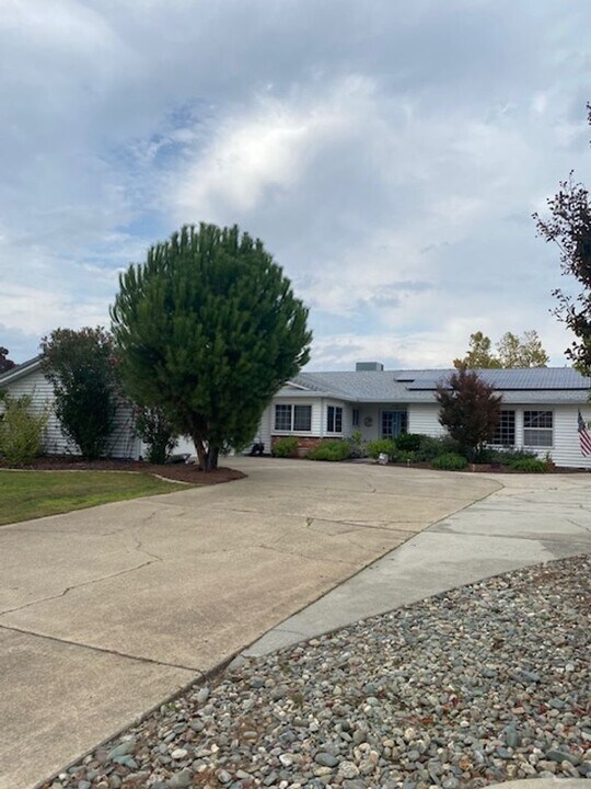 7597 Terra Linda Way in Redding, CA - Building Photo