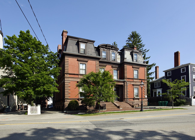 132 Middle St in Portsmouth, NH - Foto de edificio - Building Photo