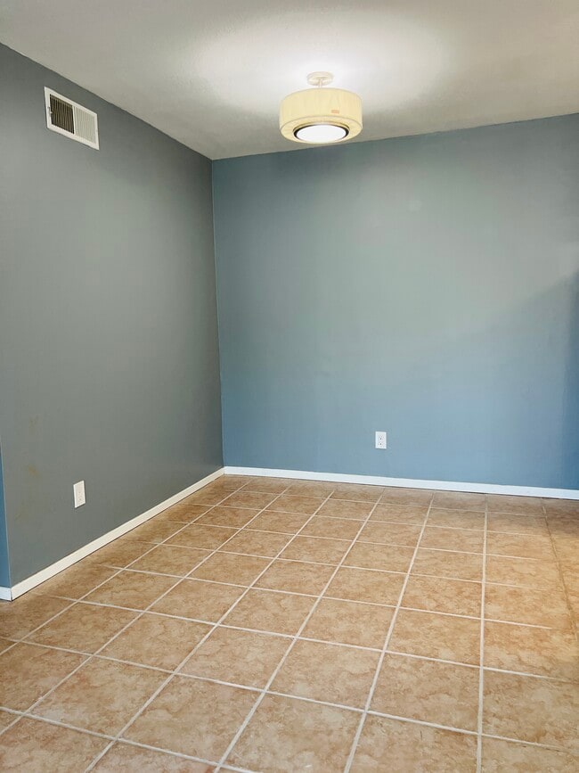 5710 Baltimore Dr in La Mesa, CA - Building Photo - Building Photo