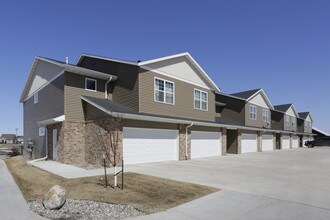 Shadow Wood Townhomes in West Fargo, ND - Building Photo - Building Photo