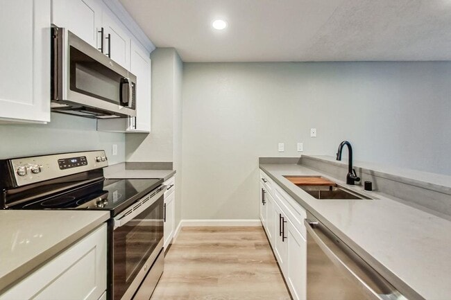 240 N Bayshore Blvd in San Mateo, CA - Foto de edificio - Building Photo
