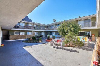 443 S Wilton Pl in Los Angeles, CA - Building Photo - Building Photo