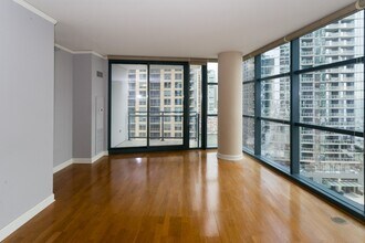 201 N Westshore Dr, Unit E06P in Chicago, IL - Foto de edificio - Building Photo