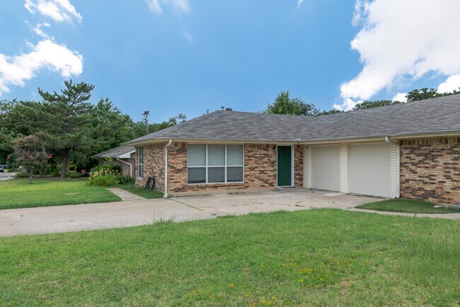 1704 Kynette Dr in Euless, TX - Building Photo - Building Photo