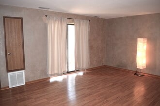 2258 Abbeywood Dr in Lisle, IL - Building Photo - Building Photo