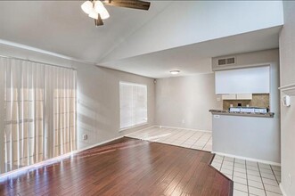 340 W Harwood Rd in Hurst, TX - Building Photo - Building Photo
