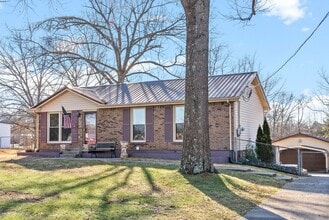 233 Old Hopkinsville Hwy in Clarksville, TN - Building Photo - Building Photo