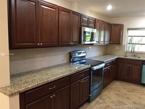 8220 SW 81st Pl-Unit -. in Miami, FL - Foto de edificio - Building Photo