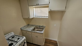 13455 Filmore St in Los Angeles, CA - Building Photo