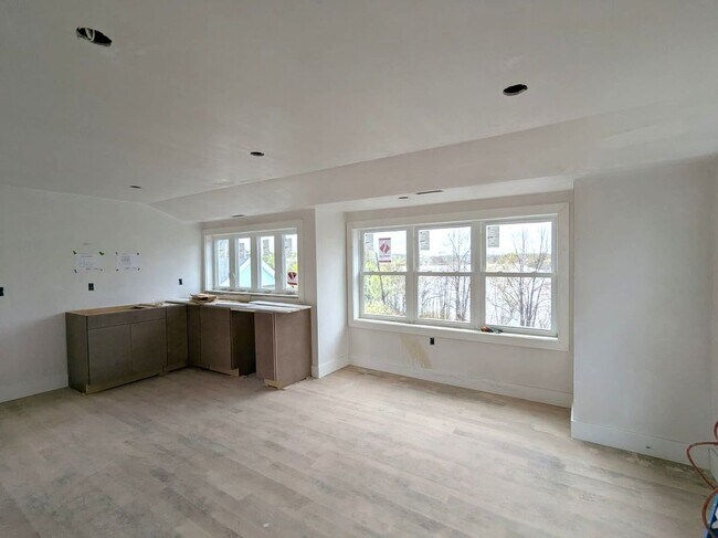 105 Shore Dr in Somerville, MA - Building Photo - Building Photo