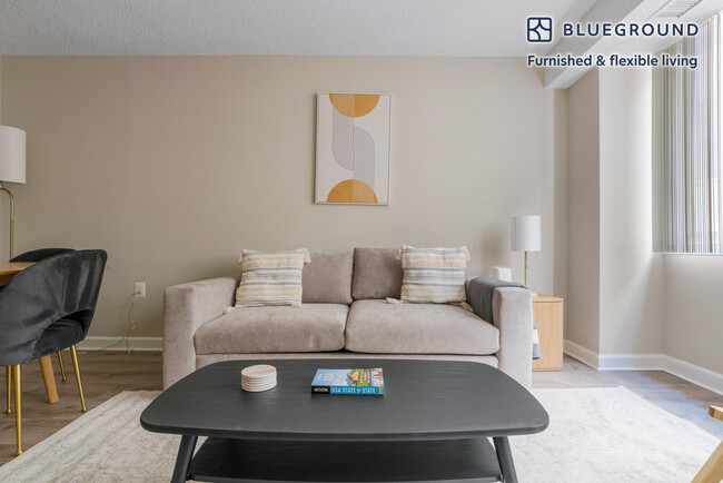 2140 L St NW in Washington, DC - Building Photo - Building Photo
