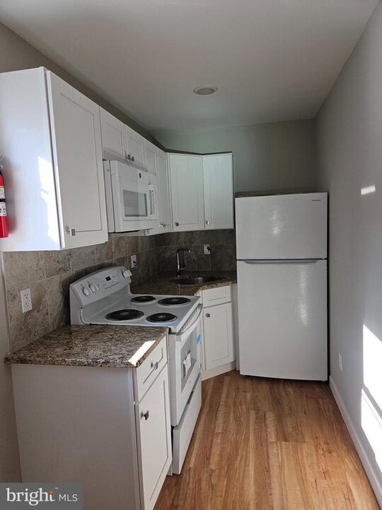 2556 Germantown Ave in Philadelphia, PA - Building Photo