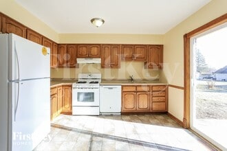 915 Camelot Dr in Crystal Lake, IL - Foto de edificio - Building Photo