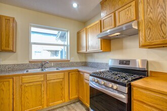 8321 SW Durham Rd in Portland, OR - Building Photo - Building Photo