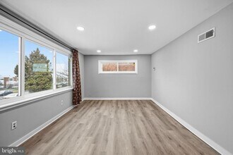 7911 Bank St in Baltimore, MD - Foto de edificio - Building Photo