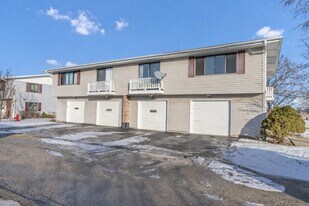 107 Tonset Ct in Schaumburg, IL - Building Photo