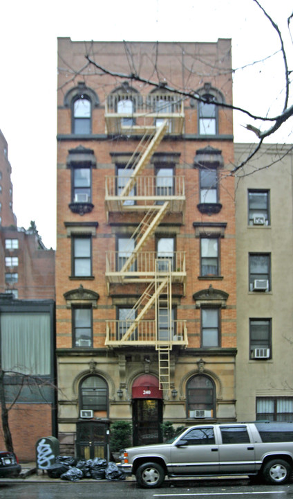 240 E 52nd St in New York, NY - Building Photo