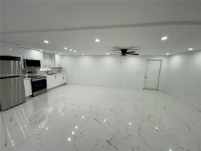 923 NW 110th St in Miami, FL - Building Photo - Building Photo