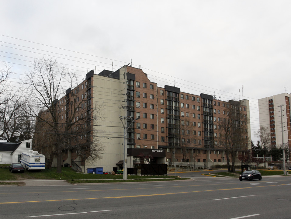 Riley Court in Mississauga, ON - Building Photo