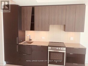 3900 Confederation Pkwy in Mississauga, ON - Building Photo - Building Photo