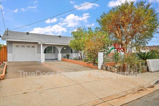 18682 E Vine Ave in Orange, CA - Foto de edificio - Building Photo