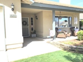 1555 Morgan Dr in Kingsburg, CA - Foto de edificio - Building Photo