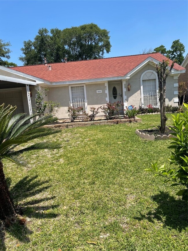 614 Meadowglen Dr in Baytown, TX - Building Photo - Building Photo