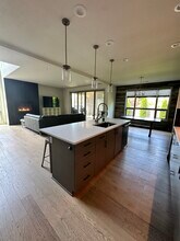 7771 SW 72nd Ave in Portland, OR - Foto de edificio - Building Photo