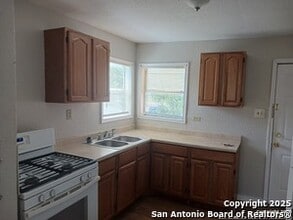 835 Grosvenor St in San Antonio, TX - Building Photo - Building Photo