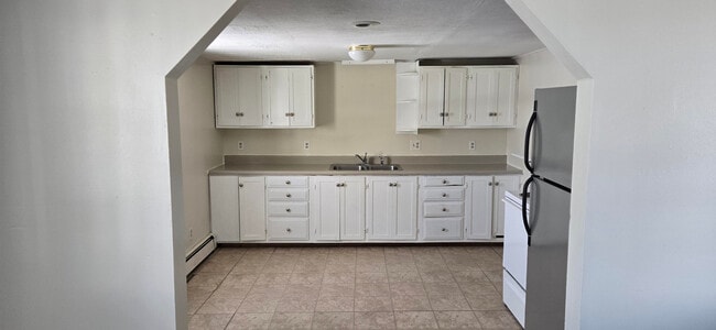 51 Bowdoin St, Unit F in Winthrop, ME - Building Photo - Building Photo