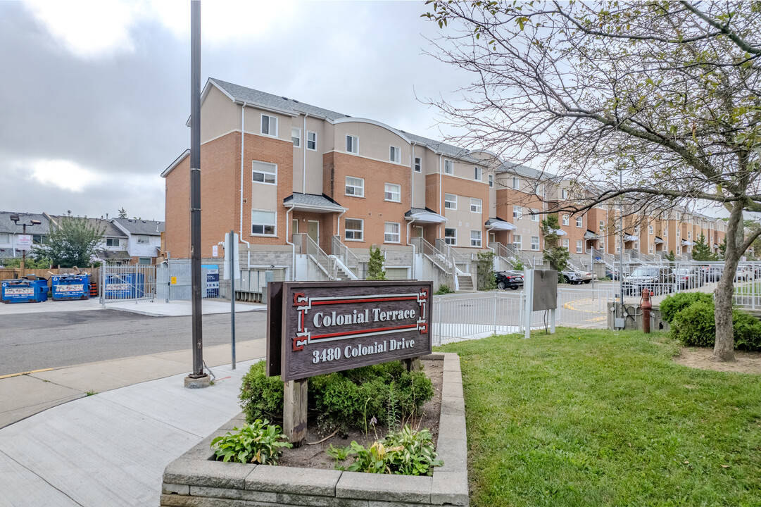 Colonial Terrace in Mississauga, ON - Building Photo