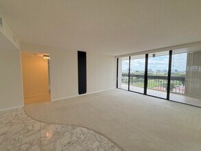 2000 Presidential Way in West Palm Beach, FL - Building Photo - Building Photo