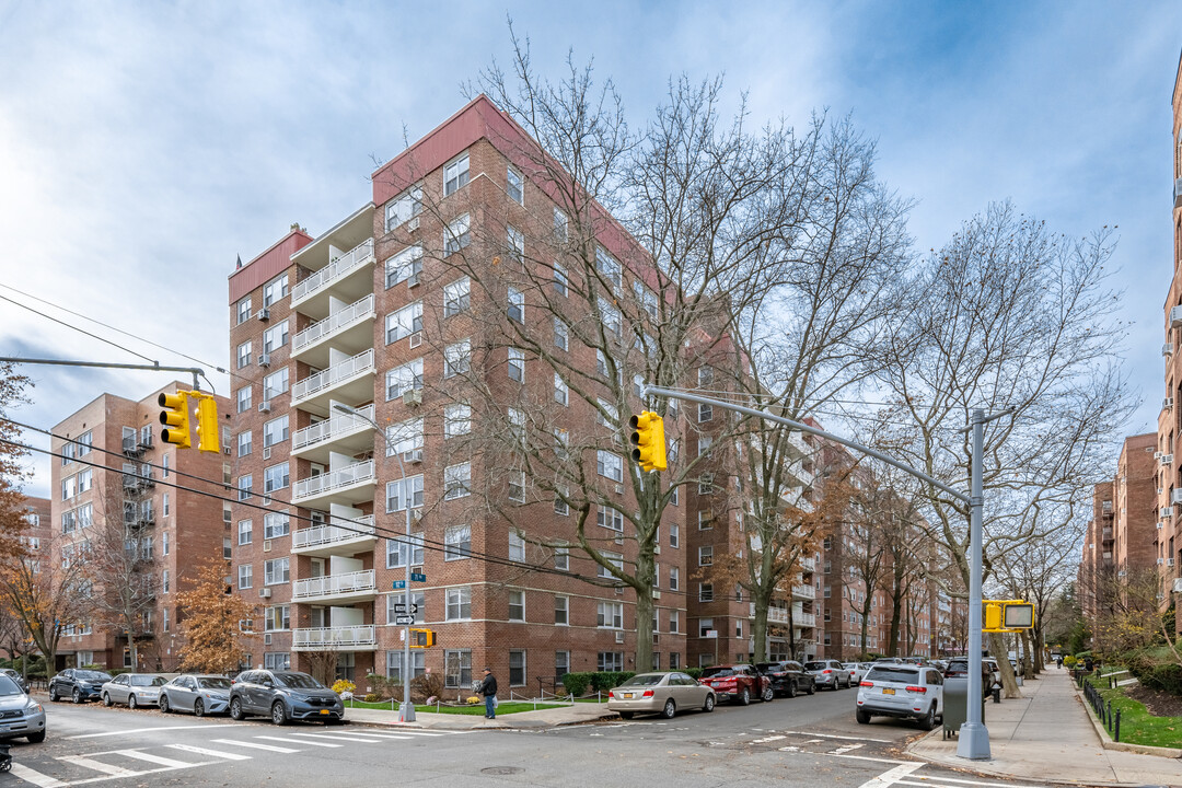 11050 71st Rd in Forest Hills, NY - Building Photo