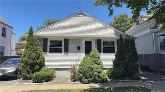 25 Thurston Ave in Newport, RI - Building Photo