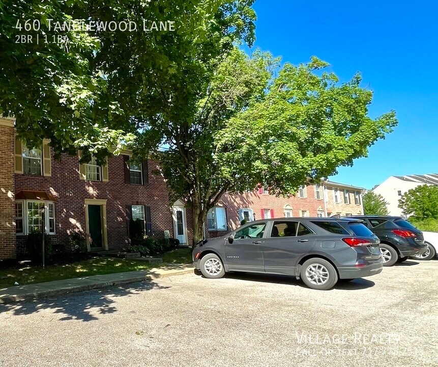 460 Tanglewood Ln in Dallastown, PA - Building Photo