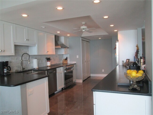 2381 Gulf Shore Blvd N in Naples, FL - Foto de edificio - Building Photo