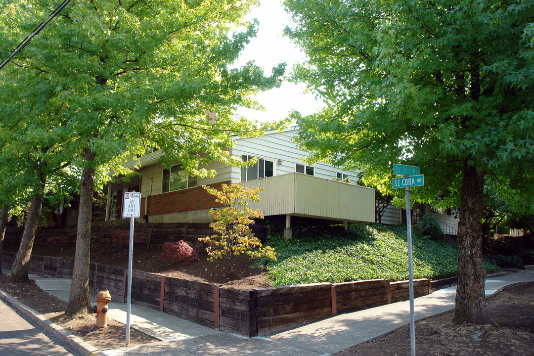 3454-3460 SE Cora Dr in Portland, OR - Foto de edificio