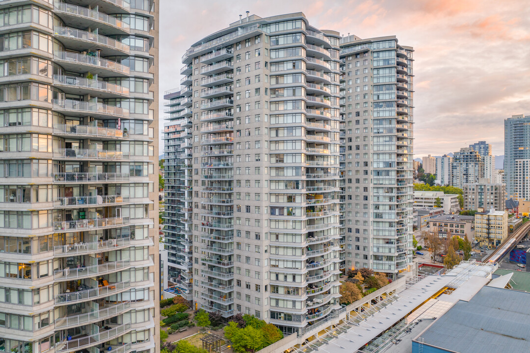 Azure II in New Westminster, BC - Building Photo