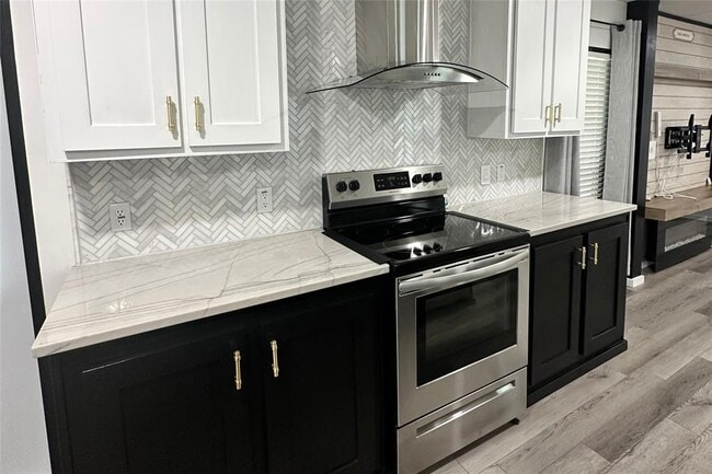 1601 E Slaughter Ln in Austin, TX - Building Photo - Building Photo