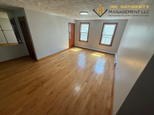 52 Pitman St, Unit 2W in Fall River, MA - Foto de edificio - Building Photo