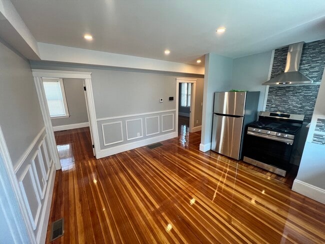 28 Albertina St in Quincy, MA - Building Photo - Building Photo