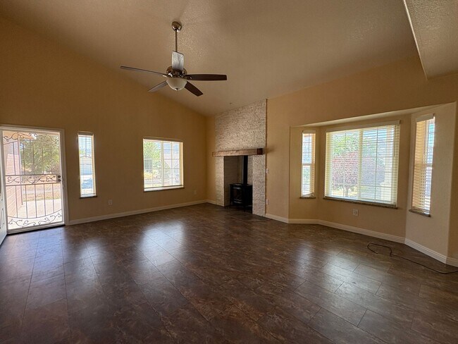 22260 Briarwood St in Tehachapi, CA - Building Photo - Building Photo