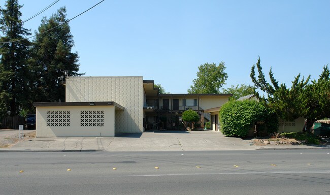 1575 Yulupa Ave in Santa Rosa, CA - Foto de edificio - Building Photo