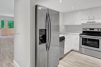 1 Alhambra Cir, Unit 203 in Coral Gables, FL - Building Photo - Building Photo