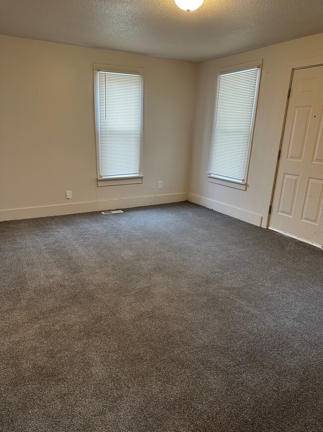 1306 N Walnut St in Champaign, IL - Building Photo - Building Photo