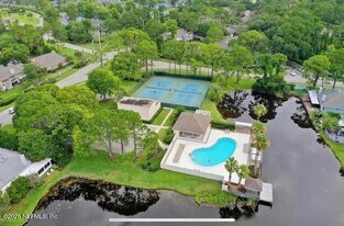 101 Cranes Lake Dr in Palm Valley, FL - Building Photo