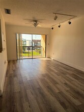 660 W Park Dr in Miami, FL - Building Photo - Building Photo