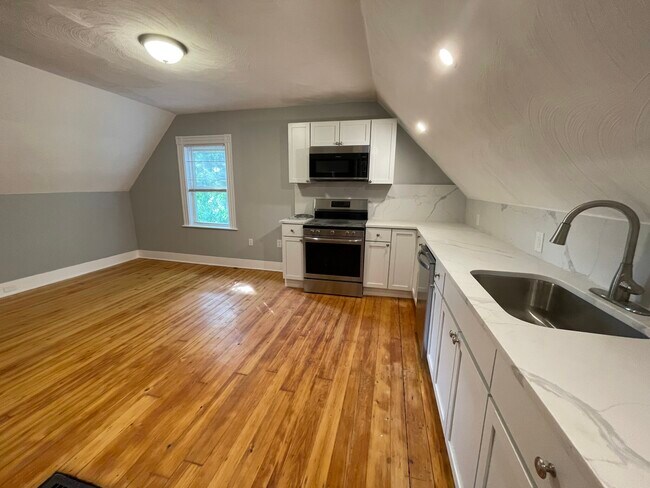 35 Cameron Ave, Unit 3 in Somerville, MA - Foto de edificio - Building Photo
